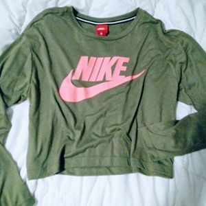 Nike semi cropped shirt (xl)